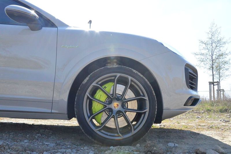 Besonders die mächtigen Bremssättel fallen dadurch etwas zu stark auf, finden wir. (Bild: Achter/»kfz-betrieb«)