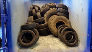 Laut der Statistik des WDK zur Altreifenverwertung in Deutschland 2023 – Stand September 2024 – stehen bemerkenswerte 504.000 Tonnen Altreifen zur Weiterverwendung und Verwertung bereit, wobei jedoch 87.000 Tonnen fehlen. (Bild: Rosenow – VCG)