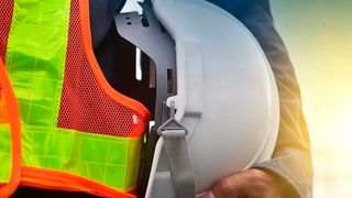 Helm ab zum Gebet, oder ein Hurra der Verschlankung? Die Geister scheiden sich bei der von der Bundesregierung geplanten Abschaffung von über 123.000 Arbeitsschutzbeauftragten. Gewerkschaften und Versicherungen bibbern, Arbeitgeberverbände sind erfreut ... (Bild: G. Tretterer)