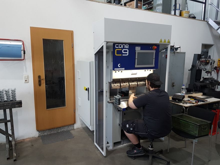 klein_kleine_Abkantpresse_elektrische_elektrisch_biegen_blech_coastone_c9 ()