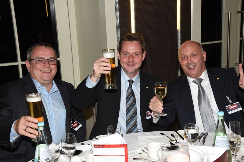 Ein Prost auf den gelungenen Abend (v. l.): Axel Boehme, Supermicro, Frank Sander und Heinz-Dieter Speidel, LG (Bild: IT-BUSINESS / Hannes Magerstädt )