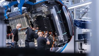 Im Werk Sindelfingen, in dem die S-Klasse und der EQS vom Band rollen, kam es bereits in dieser Woche zu Einschränkungen in der Produktion. (Bild: Mercedes)