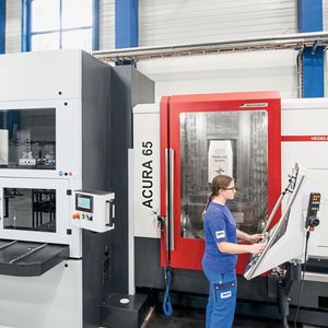 Zerspanungsmechanikerin Belana Freitag arbeitet gerne an der Acura 65 EL: «Die Maschine ist sehr bedienerfreundlich aufgebaut und ermöglicht es, auch mal ein Teil spontan ‹dazwischenzuschieben›.»(Bild:  Hedelius)