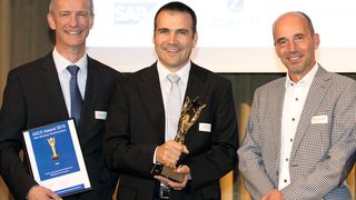 Weniger Kosten, mehr Flexibilität: Die Kistler Instrumente AG wurde für ihr Projekt mit dem Asco-Award ausgezeichnet. Claudio Valeri (l.), Peter Frei und Rolf Sonderegger von Kister sowie Robert Ulrich der Wertfabrik. (Bild: Kister)