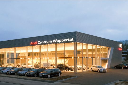 Ein imposanter und transparenter Quader: das neue Audi-Zentrum von Gottfried Schultz in Wuppertal. (Archiv: Vogel Business Media)
