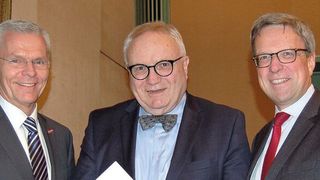 Andreas Meyer, Henning Lühr und Dr. Matthias Fonger (v. l.) freuen sich über die gute Zusammenarbeit bei der Ermittlung der Top-10-Verwaltungsleistungen in Bremen (Hansestadt Bremen)
