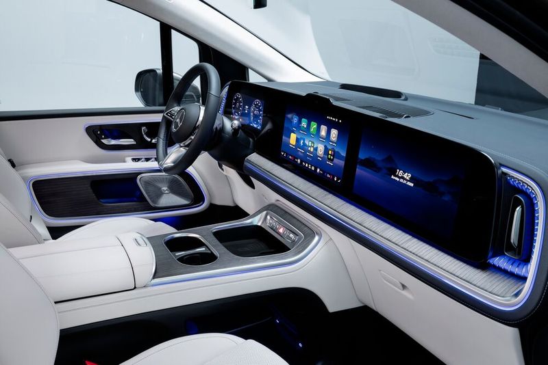 Während der Fahrer lenkt, kann der der Beifahrer beispielsweise ein Video streamen, das der KI-gesteuerte Sprachassistent heraussucht. (Bild: Mercedes-Benz)