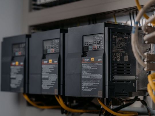 Die Frequenzumrichter der FR-E800 Serie von Mitsubishi Electric ermöglichen eine energieeffiziente Regelung von Bürsten und Pumpen.(Bild:  Mitsubishi Electric)