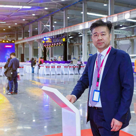 Kevin Wang, amministratore delegato di Wittmann nello stabilimento cinese di Kunshan: «Siamo in grado di soddisfare le esigenze locali in modo ancora più rapido e mirato».(Bild:  Wittmann)