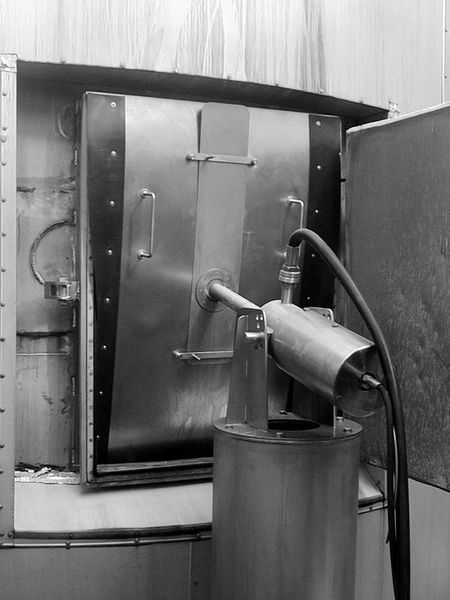 Einsatzsituation für den Tanko-JX 70: Aufgrund des definierten Bewegungsschemas muss beim „Cleaning in Place“ (CIP) mit Tanko-Reinigungsgeräten kein Mitarbeiter mehr durch das - hier abgedeckte - Mannloch ins Behälterinnere steigen. Das CIP-Reinigungsverfahren beschleunigt Säuberungsarbeiten, macht sie preiswerter und wesentlich sicherer. Bild: AWH (Archiv: Vogel Business Media)