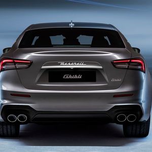 Die Modellpflege des Ghibli beinhaltet unter anderem neue Rückleuchten in Bumerang-Form.(Bild:  Maserati)