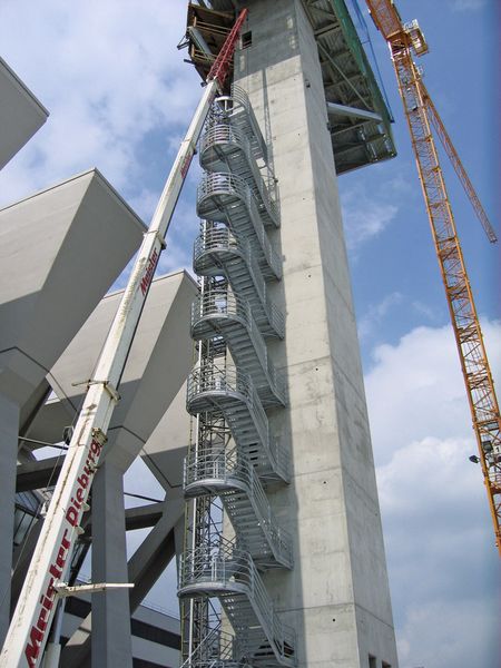 Zeit und Energie sparen beim Schweißen der Treppenanlage am Tower des Flughafens in Frankfurt: Mit dem EWM-Schweißverfahren Forcearc konnte 1,20 m Schweißnaht pro Stufe eingespart und die Schweißzeit mehr als halbiert werden. (Bild: Meiser)