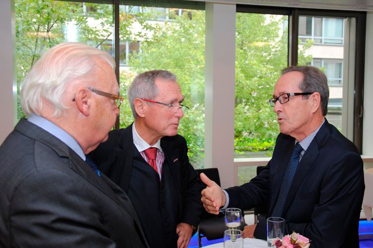 Internationale Runde: (v. li.) Cecra-Vizepräsident Jaap Timmer, Gustav Oberwallner (Obmann des Bundesgremiums des österreichischen Fahrzeughandels), Urs Wernli. (Foto: Baeuchle)