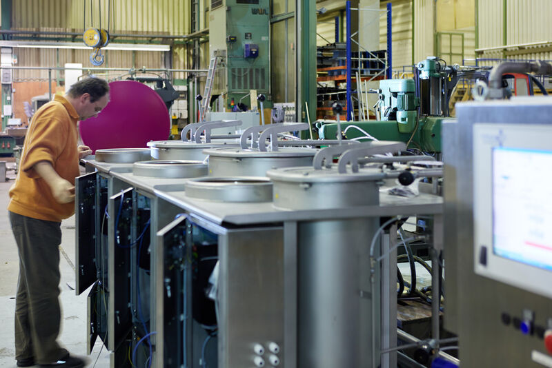 Automatische Dosierstation von Farbstoffen: die Farbe wird gemischt und auf Abruf über ein Leitungssystem zur Maschine gepumpt. (Bild: Fong´s Europe)