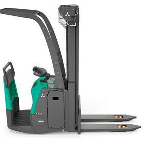 Hier haben wir eine weitere Variante der drei bestehenden Optionen für den Fahrerbereich bei der Mitsubishi-Staplerserie Axia EM: Einstieg beidseitig möglich, nebst fester Plattform.(Bild:  Mitsubishi Forklift Trucks)