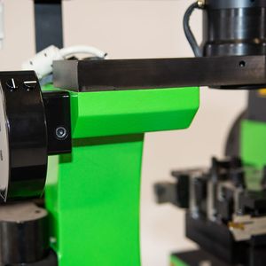 Das Werkzeugeinstell-Gerät Kenova set line H343 lässt eine komfortable Zustellung der Achsen zu. Das geschieht mit einer pneumatisch lösbaren Schnellverstellung.(Bild:  Kelch)