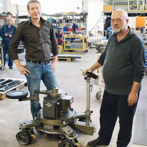 Paolo Tundo (l.) und Antonio Tundo (r.) mit ihrem GF-Primo Dolly, einem fahrbaren Untersatz für Kamera und Kameramann. Die olivgrünen Komponenten sind Hart-Coat-beschichtet.