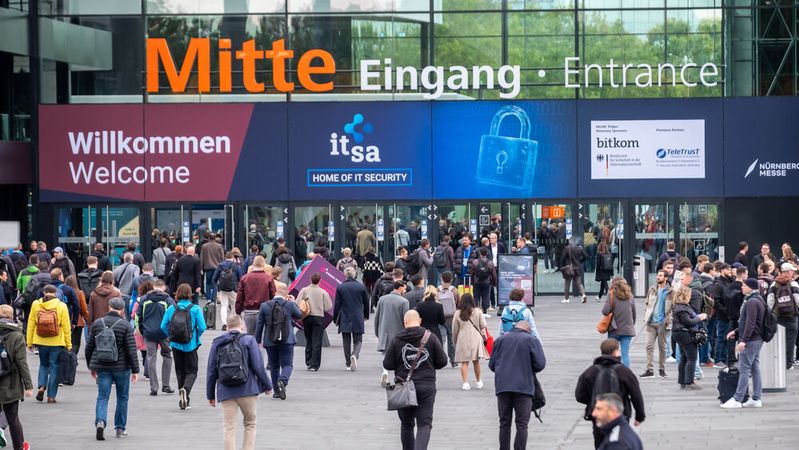 Besucherandrang bei der it-sa 2025 in Nürnberg: Mehr als 28.000 Teilnehmende besuchten die Fachmesse.(Bild:  NürnbergMesse / Thomas Geiger)