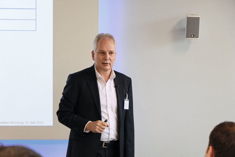 Martin Hankel, Leiter Digital Business bei Bosch Rexroth, zeigte, welche Bedeutung der Antrieb 4.0 für Entwicklung und Konstruktion von modularen Maschinen und Anlagen hat. (U. Drescher/konstruktionspraxis)