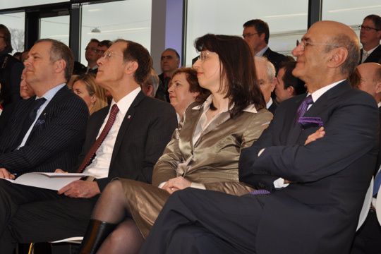 Von links: Opel-Vorstand Alain Visser, Staatsminister Axel Wintermeyer, Vertriebs-Chefin Imelda Labbé und Delta-Chef Shahriar Pirzadeh. (Archiv: Vogel Business Media)