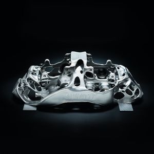 Entwickelt von Bugatti: Dieser 8-Kolben-Monoblock-Bremssattel ist weltweit der erste Bremssattel aus dem 3D-Drucker und gleichzeitig  das größte generativ gefertigte  Funktionsbauteil aus Titan.