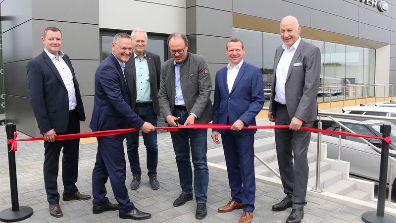 (v. l.) Vitalis Hirsch, Regionalleiter Vertrieb Jaguar Land Rover Deutschland, Josef Taibi, Manager Dealer Development Jaguar Land Rover Deutschland, Erwin Duscher, Filialleiter After Sales AHG Donaueschingen, Severin Graf, Bürgermeister Donaueschingen, Alexander Kramer, Geschäftsführer Vertrieb AHG, und Uwe Wintermantel, Filialleiter Vertrieb AHG Donaueschingen.(Bild:  AHG)