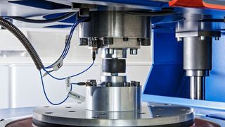 Mit einer Frequenz von bis zu 2000 Hz lassen sich Werkstoffe und Bauteile auf dem neuen Hochfrequenzprüfstand des Fraunhofer-LBF untersuchen. (Bild: Raapke/Fraunhofer-LBF)