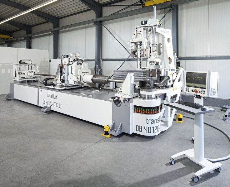Die Rohrbiegemaschine DB 40120-CNC-VE, wie sie im Schiffbau eingesetzt wird, wechselt die Werkzeuge automatisch.  (Transfluid)