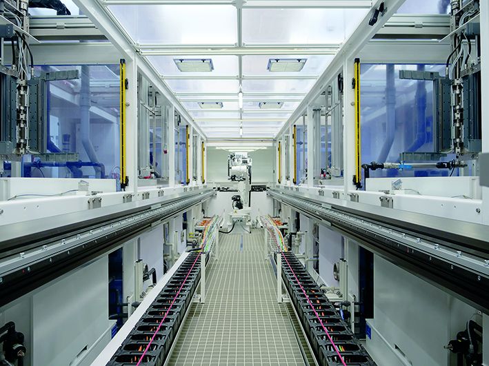 Bei der neuen Galvanikanlage Infinityline P+ von Schmid verbinden ggekapselte, korrosionsbeständige Achsen von Rollon alle Module miteinander. (Bild: Schmid)