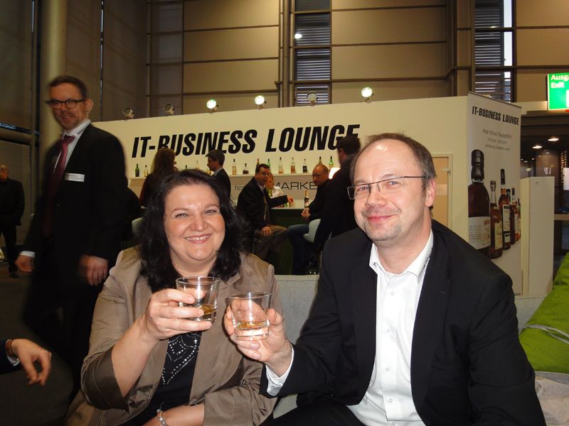 Nach einem erfolgreichen Messetag konnten Lilli Kos, IT-BUSINESS, und Torsten Duffner, Smartbook, einen edlen Whiskey genießen. (Archiv: Vogel Business Media)