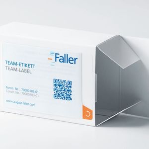 Das Etikett bietet Manipulationssicherheit (Tamper Evidence) und die Vorteile eines Multipage-Haftetiketts in einem.