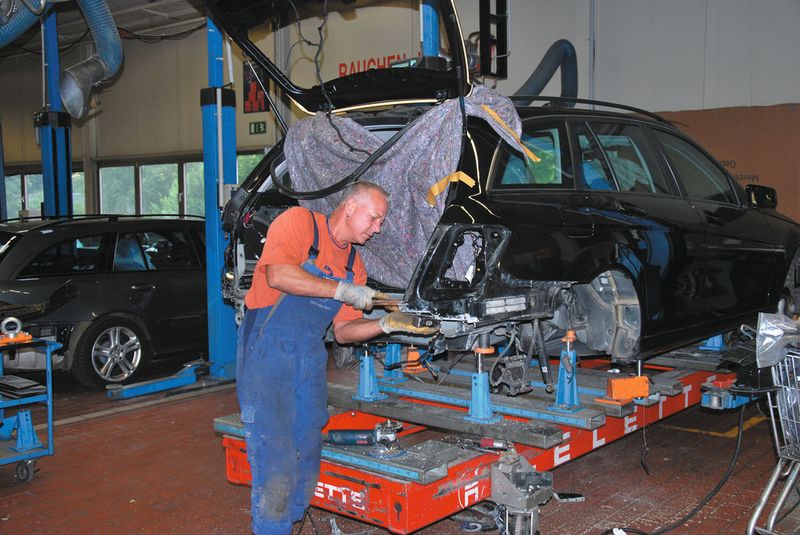 Auch Strukturschäden an Karosserien wollen ... (Archiv: Vogel Business Media)