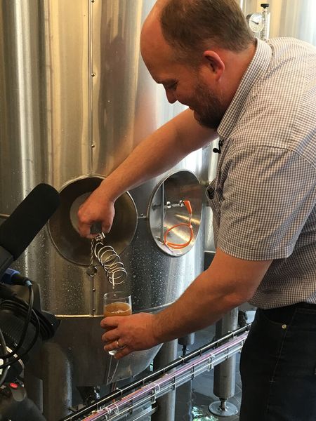 Brauingenieur Jan-Karl Nielebock, Applikationsmanager Food und Beverage bei Xylem, testet das frisch gebraute Re-Use Bier.  (Xylem)