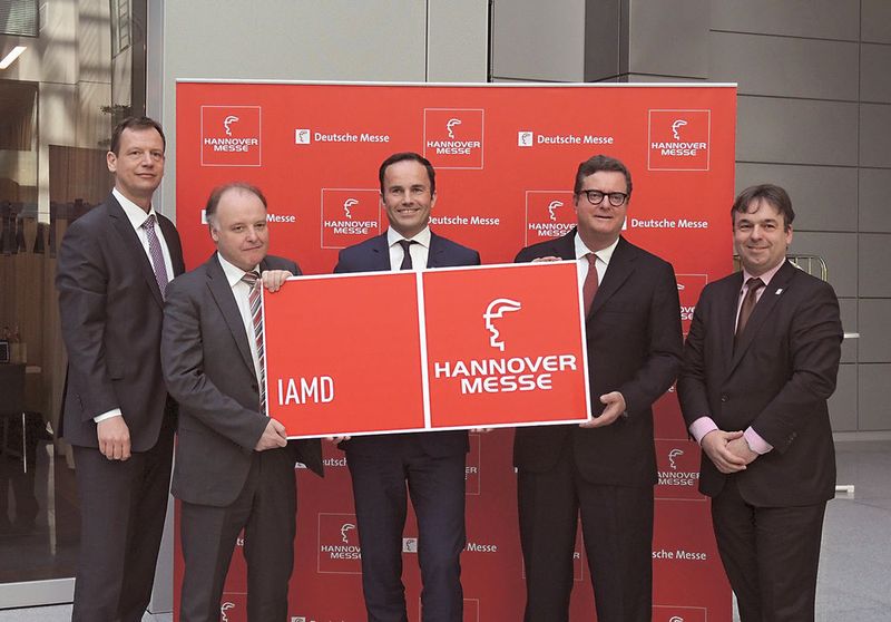 Die neue Leitmesse IAMD wurde mit Unterstützung des Ausstellerbeirats von MDA und IA sowie der Verbände ZVEI und VDMA zur Realität (v.l.): Gunther Koschnick (ZVEI), Dr. Gunther Kegel (IA), Dr. Jochen Köckler (Hannover Messe), Christian H. Kienzle (MDA) und Hartmut Rauen (VDMA). (Stefanie Michel)