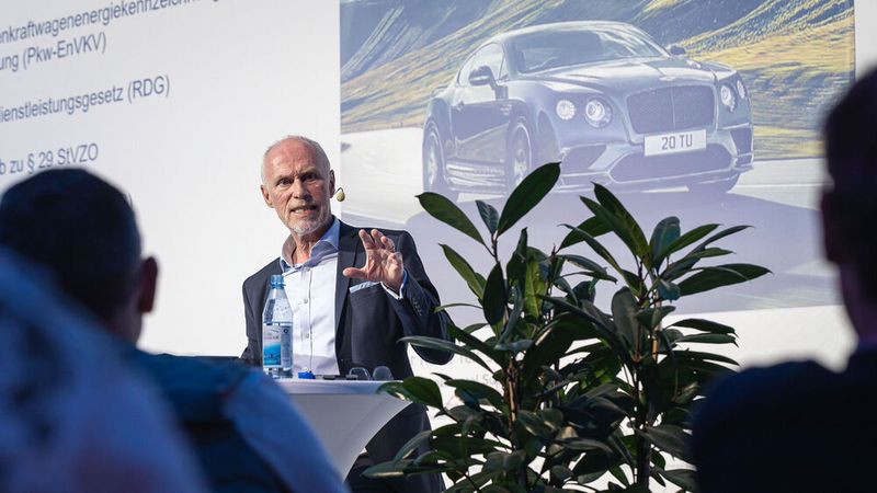 Einer der interessantesten Vorträge kam von Dr. Andreas Ottofülling, dem Leiter der Wettbewerbszentrale (Büro München): Wann begehen Autohäuser und freie Werkstätten Wettbewerbsverstöße? (Bild: Stefan Bausewein)