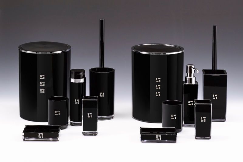 Despite minimal differences in design at two of the accessories the overall impression of the two bathroom sets is identical. The materials used for the plagiarisms are cheap, the affixing of the rhinestones is sloppy. The plagiarisms were removed from the market. Original (left): Bathroom accessories set “Royal” by Immanuel Industrial Co., Ltd., Taiwan; Plagiarism (right): distributed by a German online vendor via Amazon.de (Aktion Plagiarius e.V.)