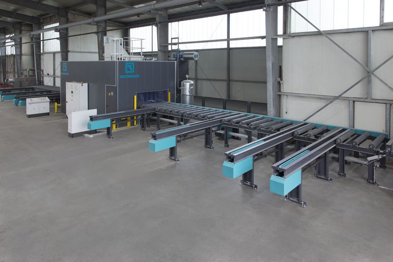 Mit der neuen Strahlanlage will die Korrosionsschutz Naumann GmbH Bauteile für Hochspannungsmasten und Umspannwerke sweepen. (Bild: Kaltenbach)
