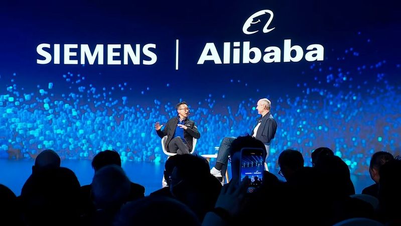 Cloud-Allianz in Peking: Siemens-CEO Roland Busch und Alibaba-Chairman Joe Tsai treiben gemeinsam den Aufbau eines Betriebssystems für industrielle KI voran.(Bild:  Siemens)