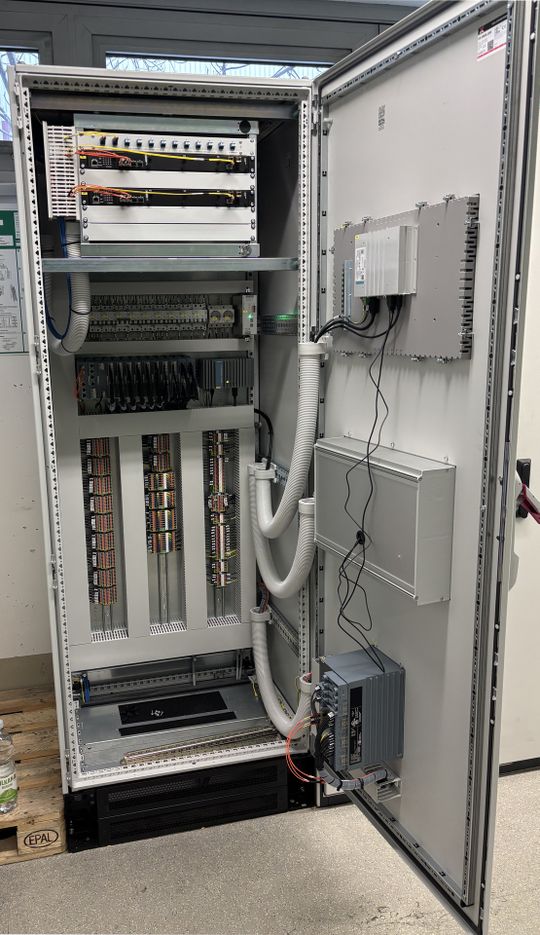 Die Möglichkeit, drei HSR-Ringe pro Switch aufzubauen, spart Platz und Materialien im Serverschrank(Bild:  Elatec Power Distribution GmbH)