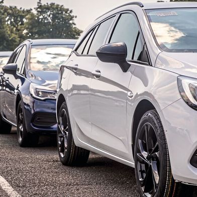 Neuwagen gibt es viele – doch die Abnehmer sind rar. Nur die Privatkunden sind derzeit in Deutschland recht kauffreudig. (Bild: Stellantis)