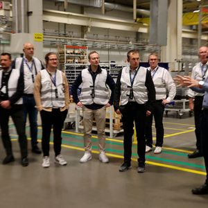 Zwei Highlights des Tages waren die Rundgänge in den Engel-Produktionswerken in Schwertberg und in St. Valentin. Es ist schon beeindruckend, zu sehen, wie hier Spritzgießmaschinen unterschiedlicher Größe entstehen.(Bild:  Maschinenmarkt/rw)