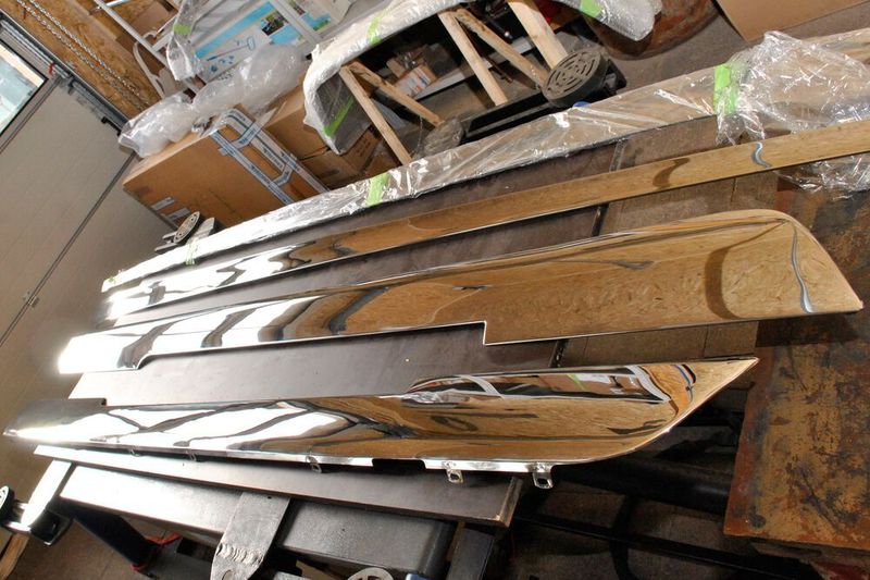 Was glänzt wie verchromt, ist in Wirklichkeit poliertes Edelstahl: Die Schwellerblenden eines alten Cadillac nach der Überarbeitung. (Dominsky/»kfz-betrieb«)