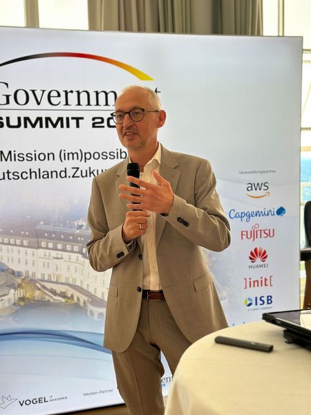 Aber sollen Lösungen selbst entwickelt oder auf bereits am Markt vorhandene Lösungen zurückgegriffen werden? Diese Frage stellt sich besonders beim Thema „Verwaltungscloud“. Martin Schallbruch, CEO bei govdigital, setzt auf „cooperation-as-a-service“  (©Vogel IT-Akademie)