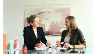 Treffen Sie die Velox-Experten für medizinische Kunststoffe Anja Floßbach (li.) und Anne-Kathrin Bartels auf der Fakuma 2017. (Velox)
