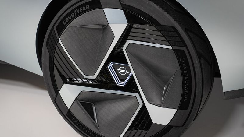 Die 23 Zoll großen Goodyear-Reifen sind aus recycelten Materialien gefertigt. (Bild: Opel)