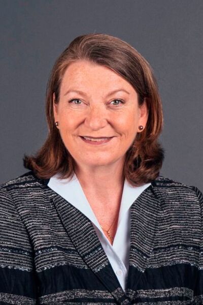 Yvonne Rosslenbroich ist künftig innerhalb des Vorstands von Daimler Financial Services für die Region Afrika & Asien-Pazifik zuständig. Die 51-Jährige löst Peter Henn ab, der ab sofort den gesamten amerikanischen Markt (Nord- und Südamerika) bei Daimler Financial Services leitet.  (Daimler)