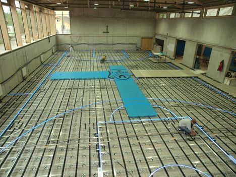 Die blauen LEDs sind in Aluminium-Kanäle integriert. Für jedes Spielfeld wird die entsprechende Markierung angelegt und dann bei Bedarf aktiviert. (ASB)