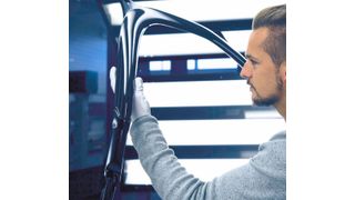 Im Bereich von Sichtcarbon-Bauteilen mit hoher Funktionsintegration präsentierte SGL Carbon aus Wiesbaden auf der JEC World unter anderem die hier gezeigte Domstrebe für die BMW-Modelle M2, M3 und M4. Das Bauteil gilt als bestes Beispiel für die Kompetenz des Unternehmens in Sachen Composites. (SGL Carbon SE)