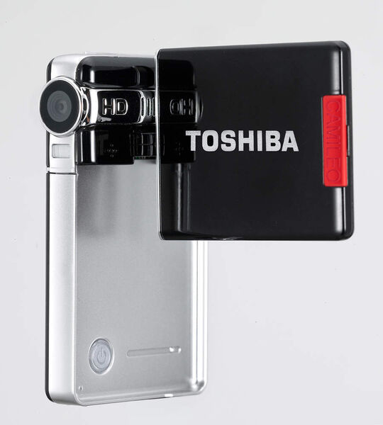 Klein, handlich und leicht ist das Full-HD-Einsteigermodell S10, bei dem Toshiba auf einen optischen Zoom verzichtet hat. (Archiv: Vogel Business Media)