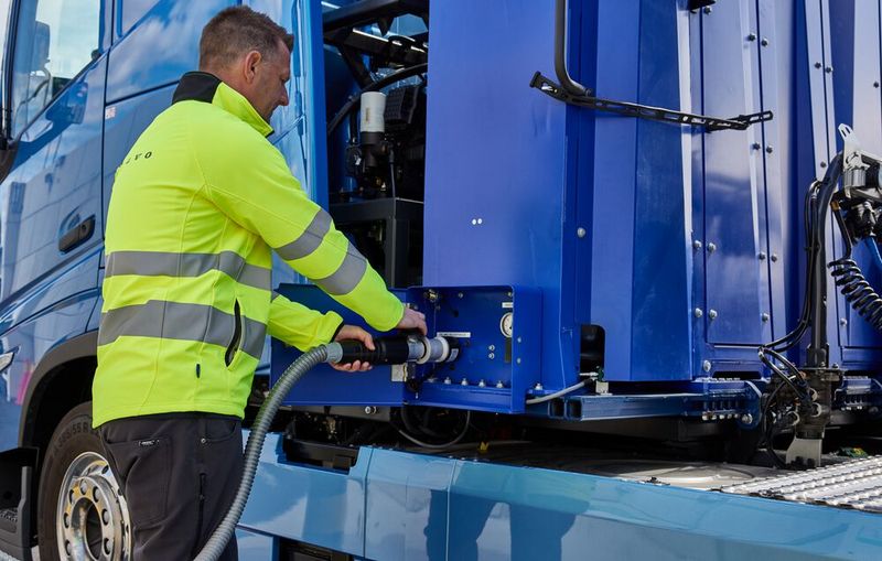 Bis zu 65 Tonnen schwer und mit einer Reichweite von bis zu 1.000 Kilometern: Volvo Trucks testet seinen ersten schweren Brennstoffzellen-Lkw. Bis zu 65 Tonnen schwer und mit einer Reichweite von bis zu 1.000 Kilometern: Volvo Trucks testet seinen ersten schweren Brennstoffzellen-Lkw.